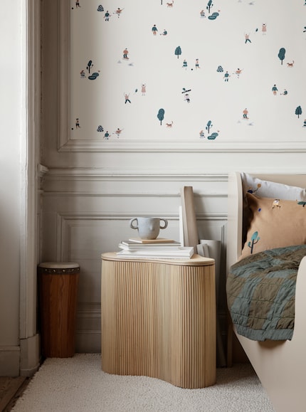La table de rangement « Isola » se distingue par sa forme organique douce.