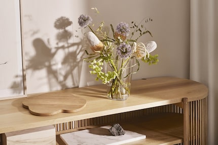 Le rebord du plateau « Alvar Aalto » en bois de chêne fait penser à la mer.