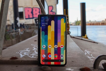 Das Außendisplay sitzt nicht mittig.