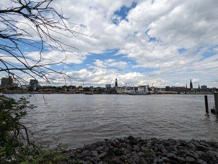 Mit der Ultraweitwinkelkamera kommt das Elbufer auf meiner Seite mit ins Bild.