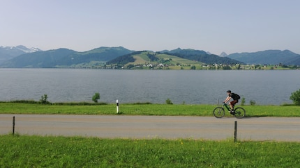 Le paysage vallonné du Sihlsee. Marius de la série Pedalato avec le même vélo.