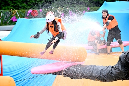 Beach Boys & Girls is a game that looks very much like a jump ’n’ run video game.