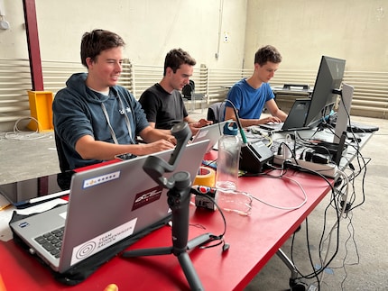 Anche se la squadra dell'ETH sta costruendo un'auto da corsa solare, gran parte del lavoro si svolge al computer. Jonas Rudin, Aaron Griesser e Pascal Burkhard a lavoro (da sinistra).