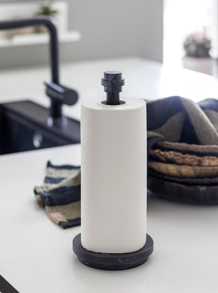 The marbling makes the «Attitude» kitchen series eye-catching.