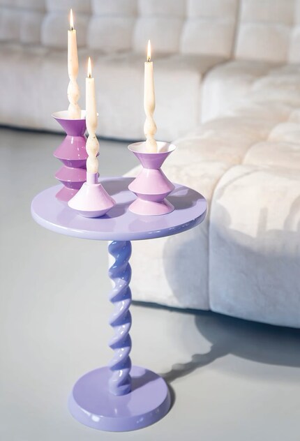 Die feinen Linien des Couchtischs «Gula» bringen Bewegung ins Wohnzimmer.