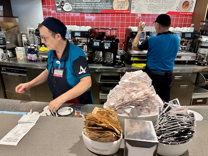 Een Autogrill tankstation in Italië, waar de koffiemachine in principe dag en nacht doordraait.
