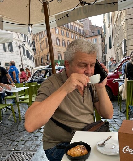 Daar gaat journalist Luzi Bernet voor zijn caffé - ongewoon voor hem, niet staand. In plaats daarvan zit hij aan een van de tafeltjes van de bar. Hierdoor kost een koffie 20 tot 50 cent meer.