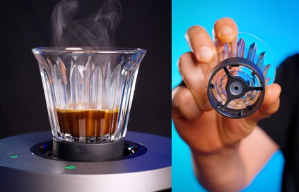 Il caffè inonda la tazzina dal basso attraverso una valvola.