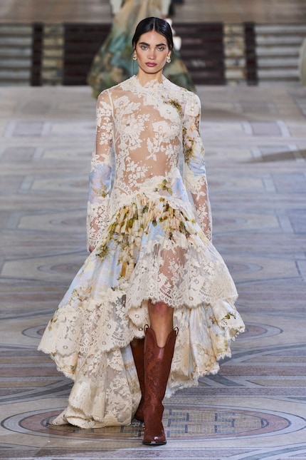 I classici stivali da cowboy completano un opulento abito in pizzo floreale di Zimmermann.