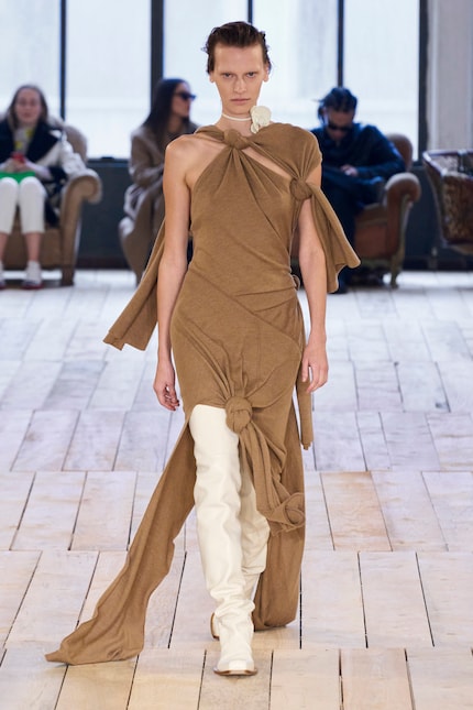 A Sportmax, gli stivali da cowboy arrivano sopra il ginocchio.