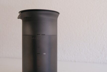 Der Deckel hält dich: Auch umgekehrt tropft nichts raus.