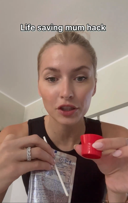 ...Fai passare la cannuccia attraverso entrambi i fori e tienila nel mix di medicine Capri Sun dietro il sacchetto.