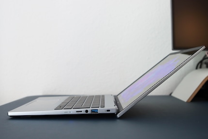 The maximum opening angle of the Swift Go 14. The display lifts the keyboard a bit.