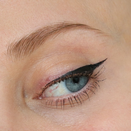 Eyeliner noir combiné avec du mascara noir.