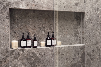 Both functional and beautiful: next to the soap dispensers, there’s even room for candles.