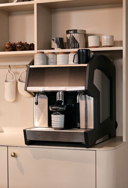 Incorniciato: poiché questo modello è particolarmente grande, i ripiani circostanti diventano un'area espositiva per gli utensili da caffè.