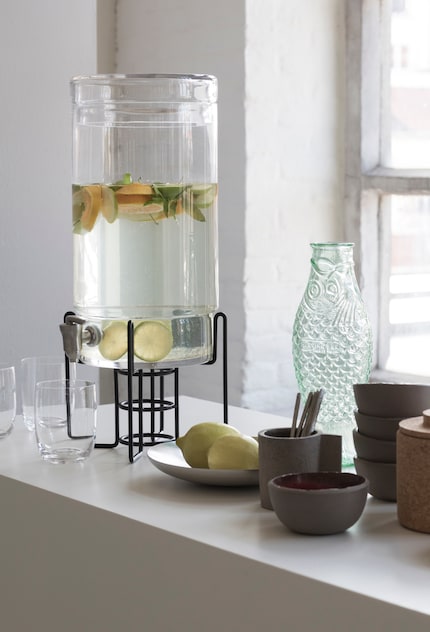 Con il distributore di succhi e acqua «Jar», ogni bevanda diventa speciale nell'angolo bar.