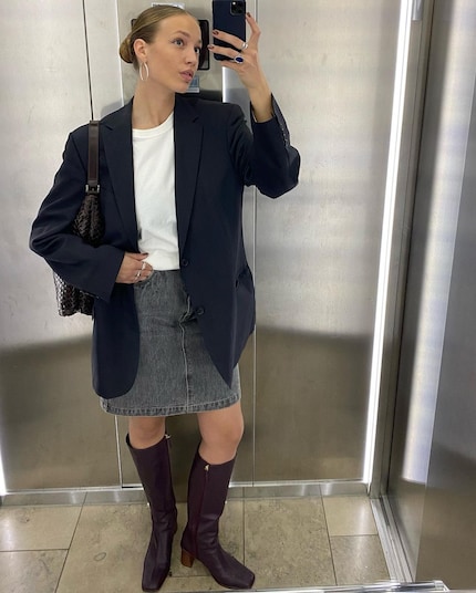 Tanti, anzi tantissimi anelli al dito che danno un tocco speciale al look.