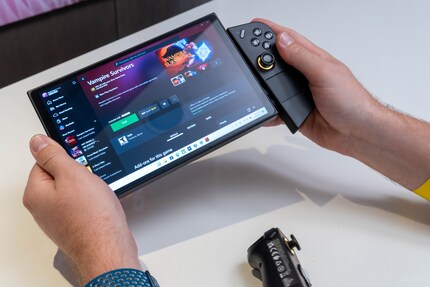 The controllers are easy to remove and reattach.