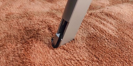 Das Kabel «fliesst» durch einen kleinen Kanal hinter dem Fernseher zu einem Standfuss und von dort zum Boden.