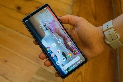 The OLED display of the Xperia 5 V in 21:9 format.