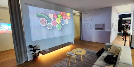 Ici, le projecteur projette directement sur un mur. Je ne me passerais jamais, surtout en journée, d'un écran de projection.