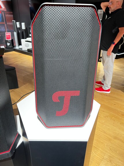 The Rockster Air 2 can pump out 115 decibels.