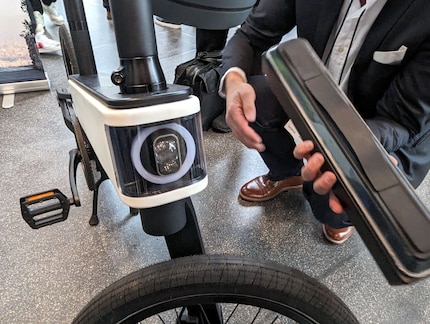 La batteria è integrata nel telaio, ma può essere rimossa.