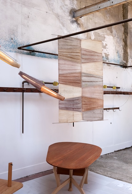 Sie besteht aus gefärbten Luffa-Fasern, die sorgfältig behandelt, geglättet und in eine Trapezform genäht werden.