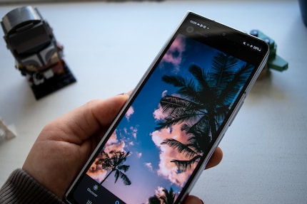 Das Frontdisplay des Galaxy Z Fold 5 zeigt gute Kontraste und bietet eine sehr hohe Helligkeit.