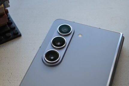 Die Kameraanordnung ist schlicht untereinander gehalten.