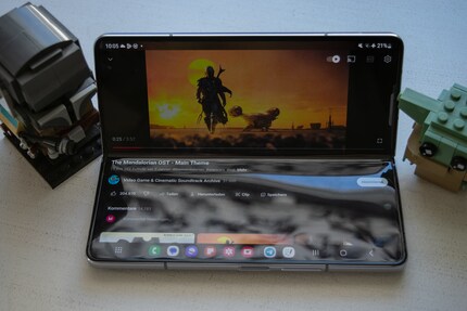 Ich kann das Phone einfach hinstellen, wenn ich mir ein Video auf Youtube ansehen will. Den roten Balken kann ich dann allerdings kaum bedienen.