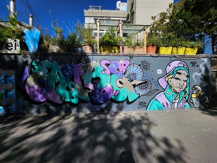 Einmal die Graffiti-Wand im Weitwinkel.