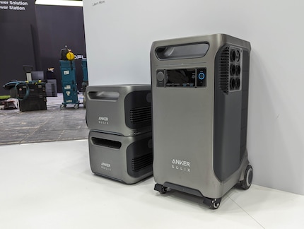 The additional batteries of the Anker Solix F3800 do not have wheels.