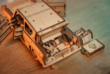 Löst der Mechanismus aus, schleudert das Auto die Koffer auf die Strasse.