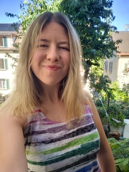 Bei der Under-Display-Kamera wirkt der Hintergrund pixelig, für Calls ist sie aber in Ordnung.