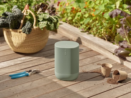 The Sonos Move 2 is also available in olive. This colour is said to go particularly well outdoors.