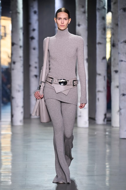 In der diesjährigen Winterkollektion von Michael Kors wimmelt es nur so von breiten Gürteln ohne Funktion.