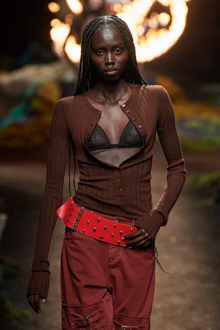 Breit, bunt, mit Nieten besetzt: Dieser Gürtel schreit nach den Nullerjahren, stammt aber aus der diesjährigen Winterkollektion von Blumarine.