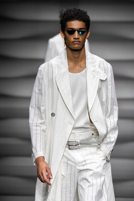 Gürtel im Doppelpack wie hier in der Sommerkollektion '23 von Emporio Armani sind gerade ein beliebtes Stylingelement.