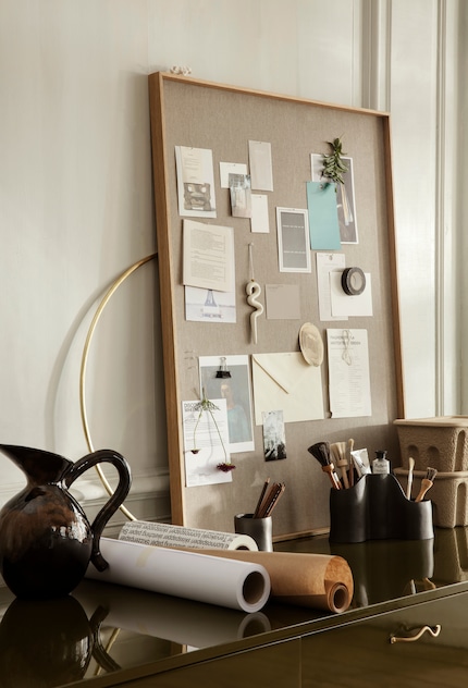 Leaning pinboards create a more informal ambience.