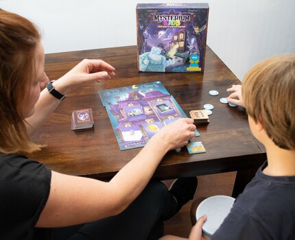 Deux aspects me plaisent particulièrement dans ce jeu de l’année 2023 : on joue ensemble et non pas les un·es contre les autres, et à la fin, on gagne toujours.