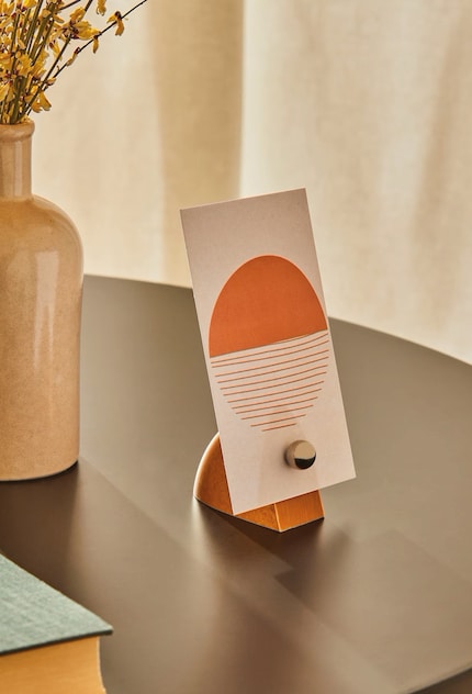 This smart variant guarantees that a photo stands out on furniture.