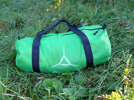 Format compact : la tente suspendue loge dans ce sac, mais ses 9,5 kilogrammes sont bien lourds.