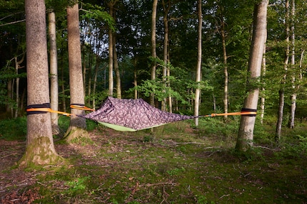 Le double-toit servant de protection contre le vent, la pluie et les regards indiscrets s’installe facilement.