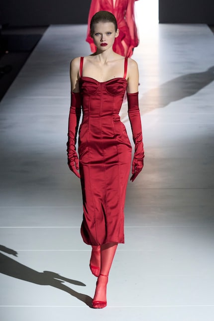 In der Winterkollektion 23 von Dolce & Gabbana wurden rote Strümpfe zu roten Riemchensandalen kombiniert.