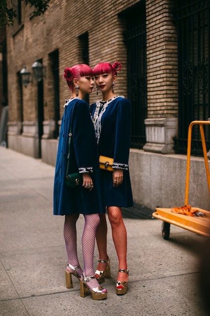Wilde Looks im Doppel: Die Fashion Twins Ami und Aya Suzuki vergangenes Jahr an der New York Fashion Week.