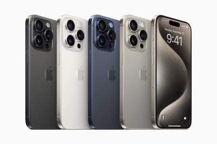 Les nouveaux coloris de l'iPhone 15 Pro. Tout à droite «Titan Natur», qui remplace l'or.