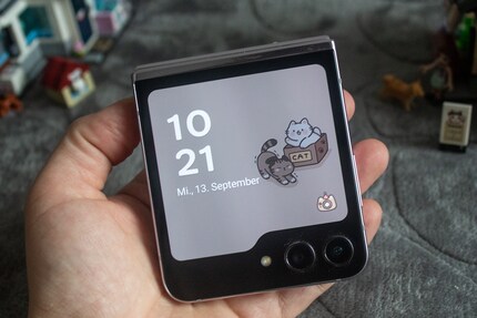 Everything’s nice and big on the outer AMOLED display.