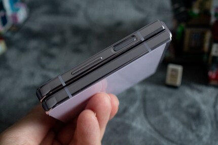 While it’s nice that the Galaxy Z Flip5 can now be closed flush…